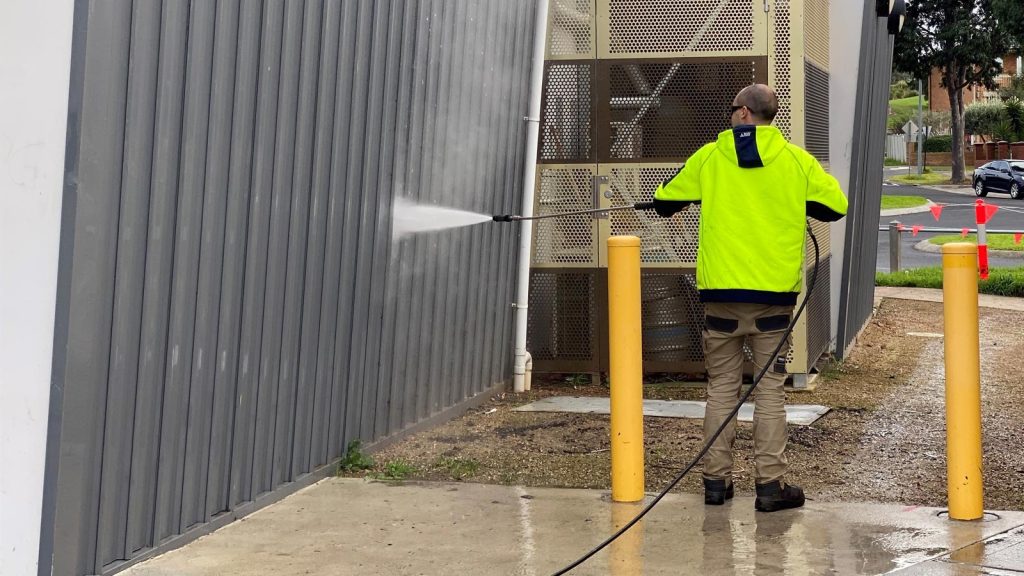 pressure cleaning walls